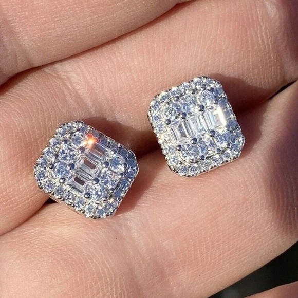 Jewelry - ✨Sparkling Square Studs✨